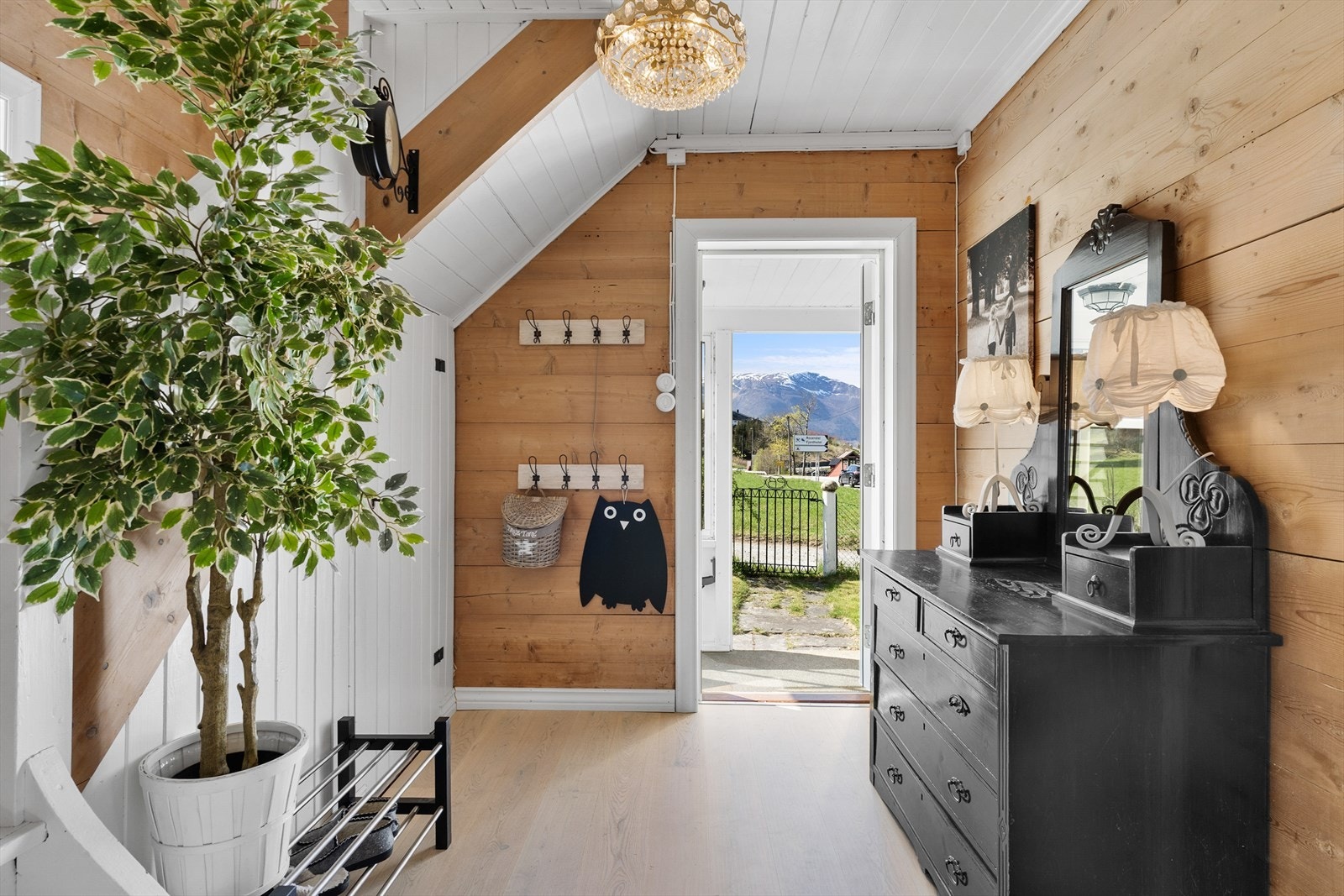 Fra entréen er det tilgang til boligens øvrige rom. Gulvet har parkett, lagt i 2014. Galleribilde
