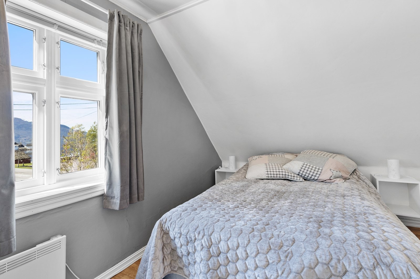 Det fjerde soverommet på loftet, med plass til seng og oppbevaring. Galleribilde
