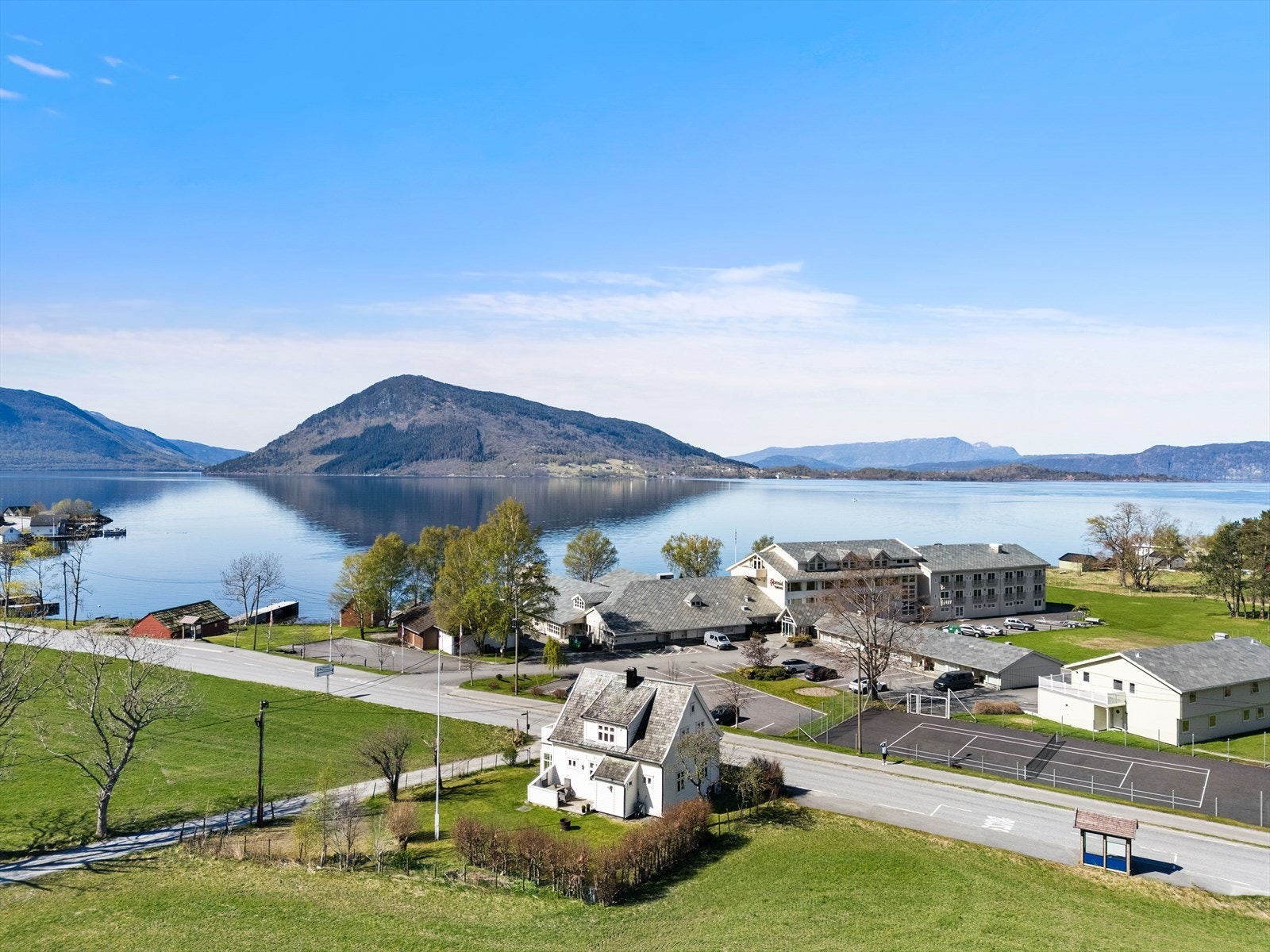 Eiendommen har en flott beliggenhet med utsikt over fjorden og de omkringliggende fjellene. Galleribilde