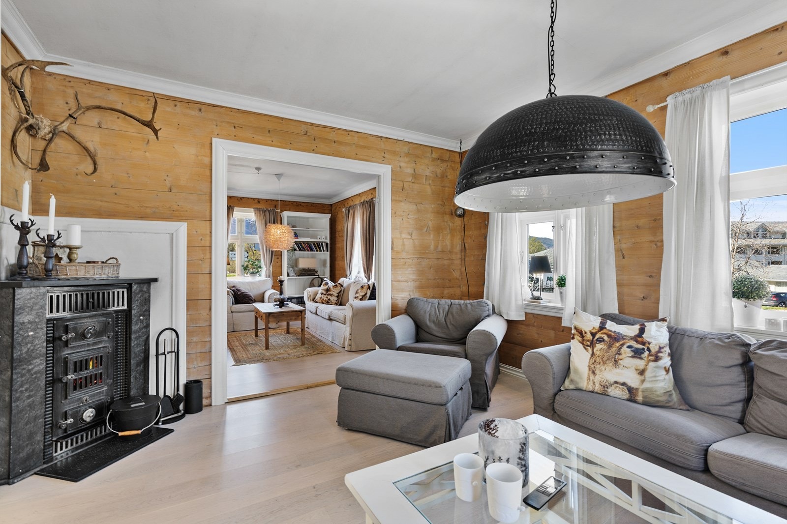 Den ene stuen er utstyrt med en kamin som gir god varme. En tofløyet dør med glassfelt åpner inn til den andre stuen. Galleribilde
