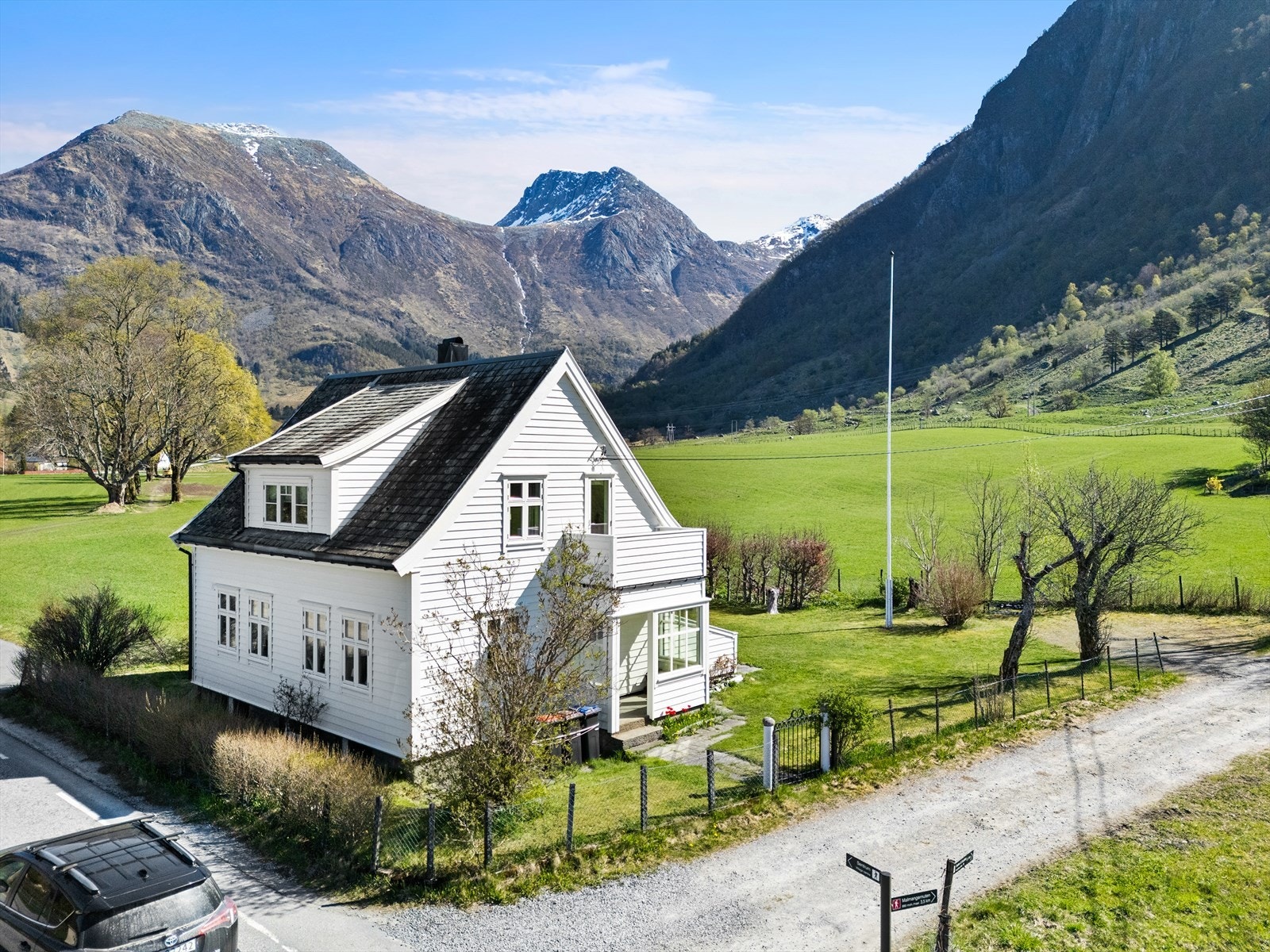 Eiendommen ligger sentralt til med kort vei til Rosendal sentrum, fjorden og turmuligheter i skog og mark. Galleribilde
