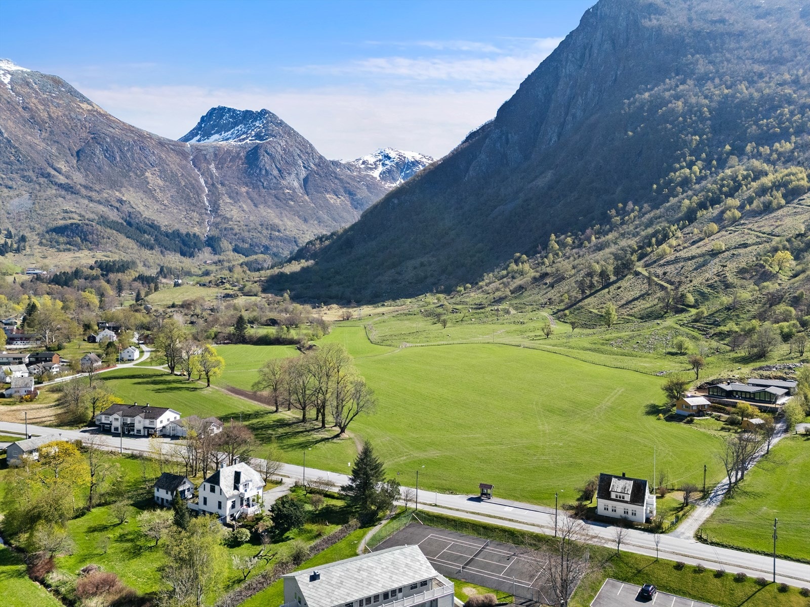 Området byr på storslått natur og et enestående kulturtilbud, spesielt om sommeren med Baroniet og flere gallerier. Galleribilde