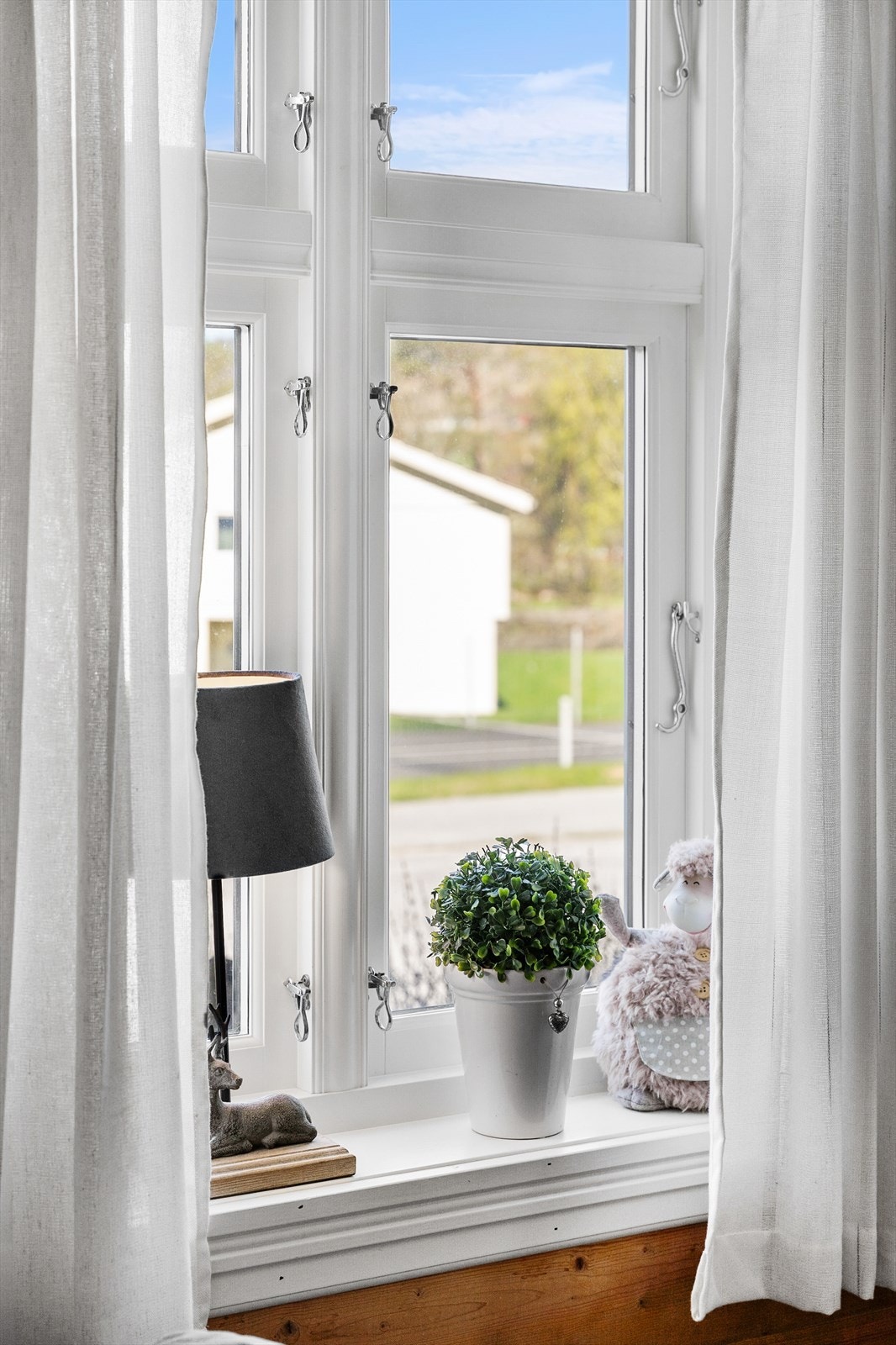 Hele boligen fikk nye malte trevinduer med 2-lags glass i 2013. Galleribilde