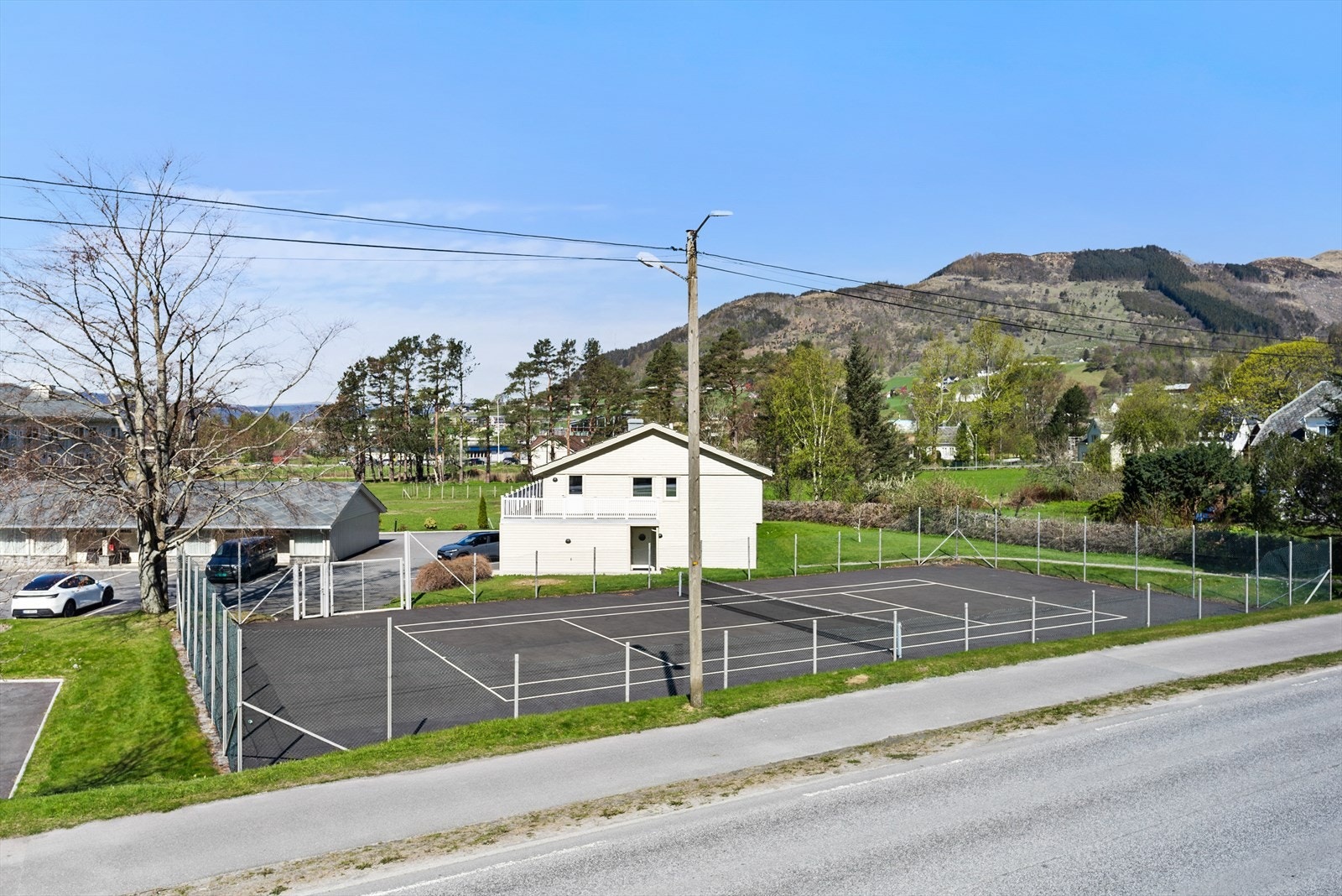 Tennisbane og fotballbane ligger kun et par hundre meter unna. Galleribilde