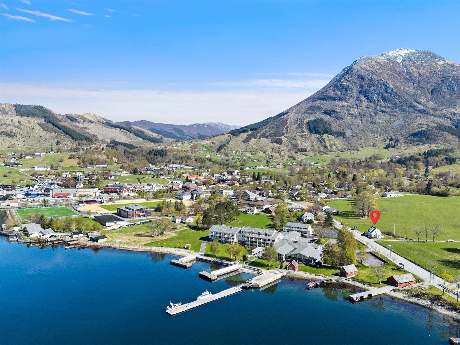 Sentral plassering i Rosendal, med gangavstand til blant annet Rosendal Fjordhotel og sentrum. Galleribilde