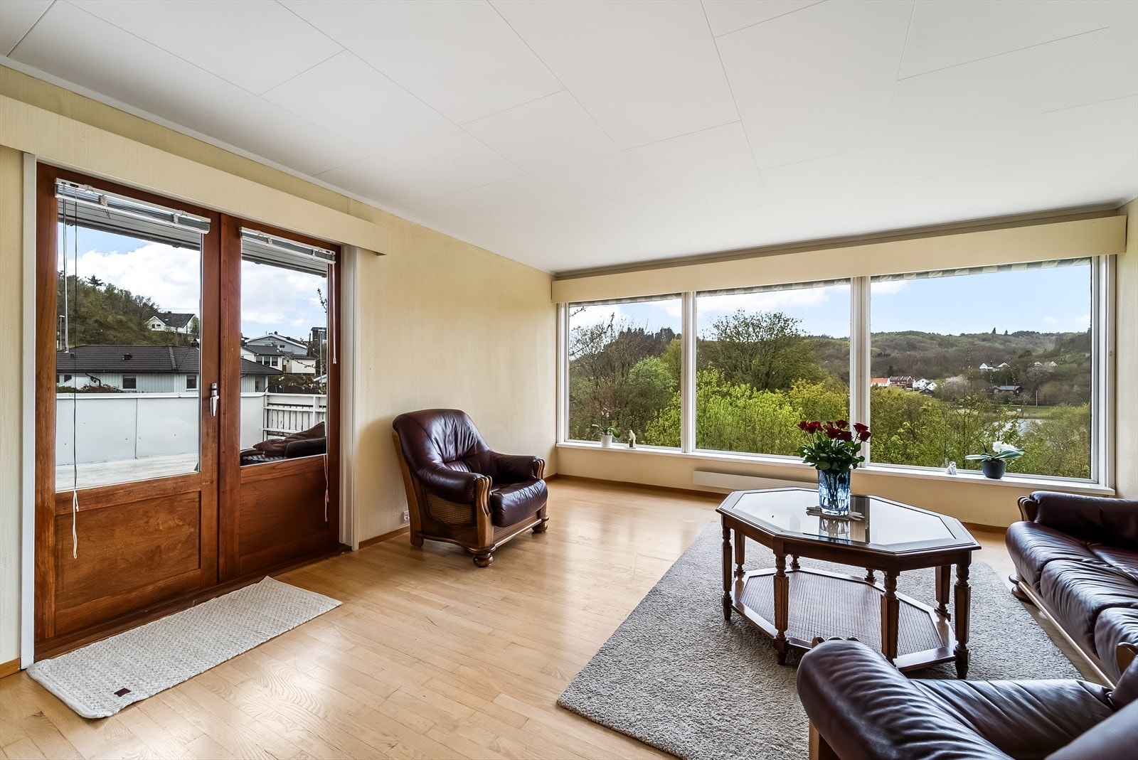 Fra stua har man utgang til en stor terrasse og det er utsikt ned mot Prestvannet. Galleribilde