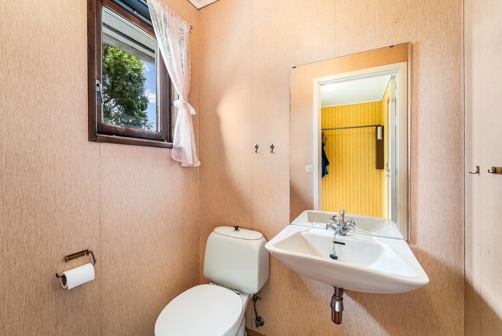 Toalettrom i 1. etasje i tilknytning til entréen. Galleribilde