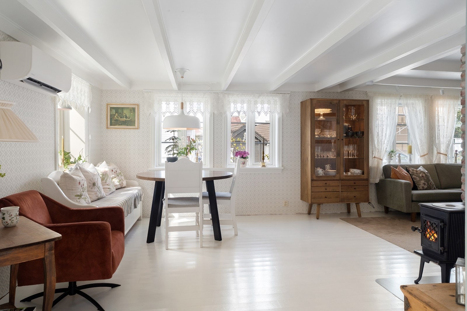 En luft-til-luft varmepumpe fra 2020 sørger for effektiv oppvarming. Vedovnen gir hygge og varme på kalde dager. Galleribilde