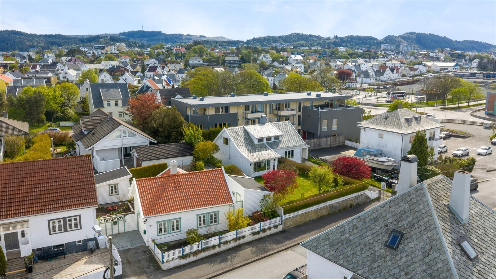 Nærmeste matbutikk er Kiwi, kun et par minutter unna til fots. Ellers er det kort vei til Hauge skole, barnehage, lekeplass, bussterminal og treningssenter. Galleribilde