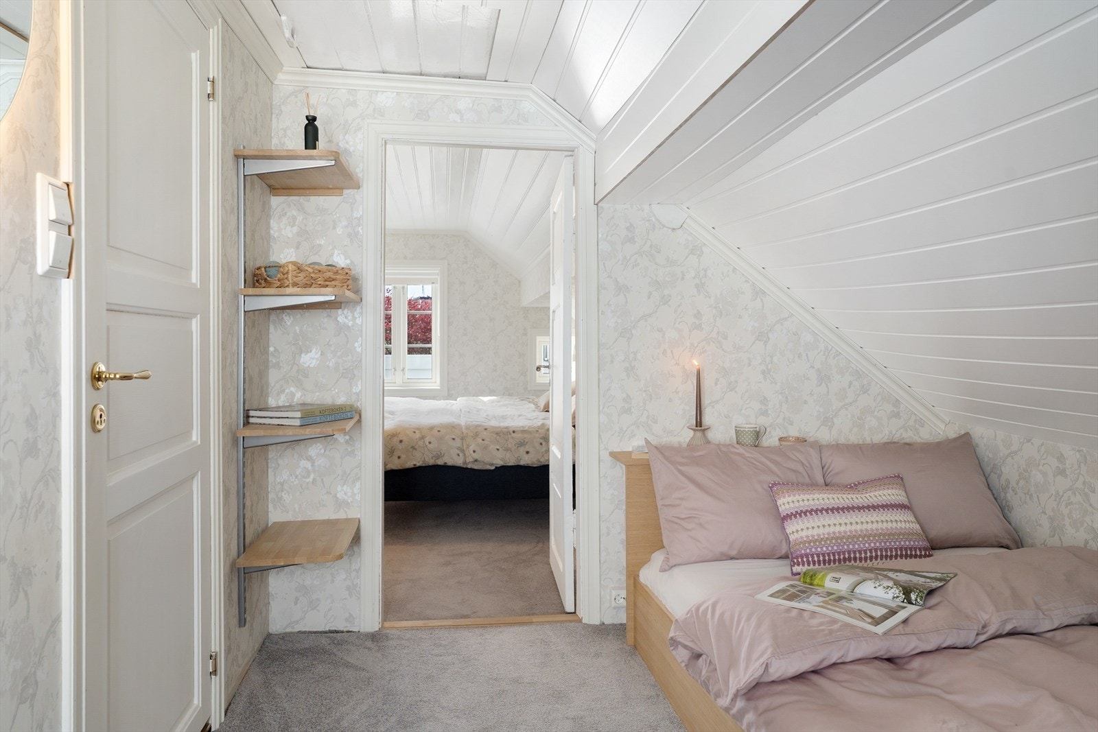 Gang med trapp ned til hovedetasjen er pt innredet som et gjesterom med seng. Galleribilde