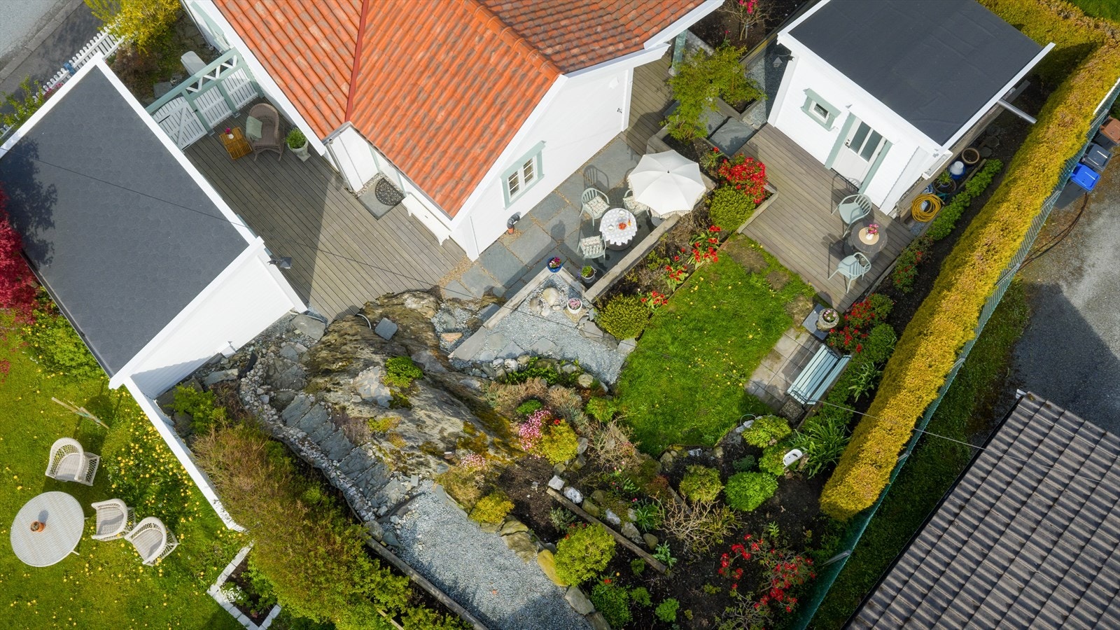 Hagen sett fra fugleperspektiv. Boligen fikk nytt tak i 2025. Galleribilde
