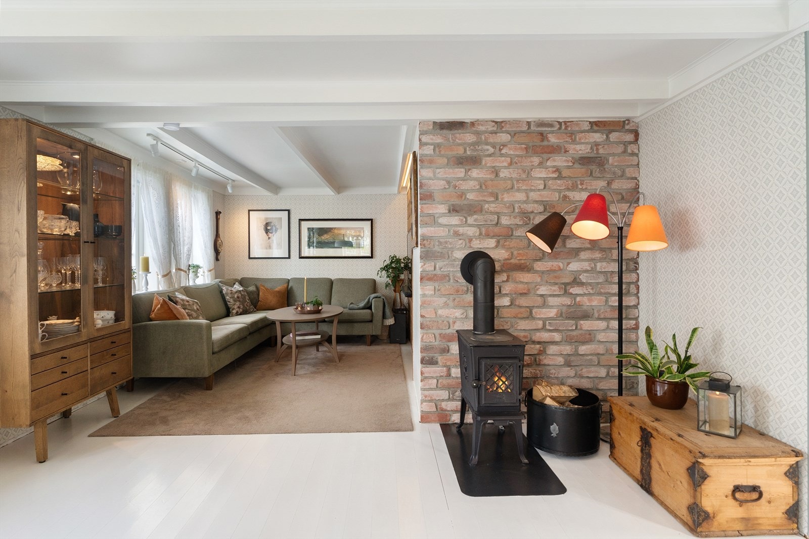 Rommet har flere innredningsmuligheter og plass til både sofa og spisegruppe. Galleribilde