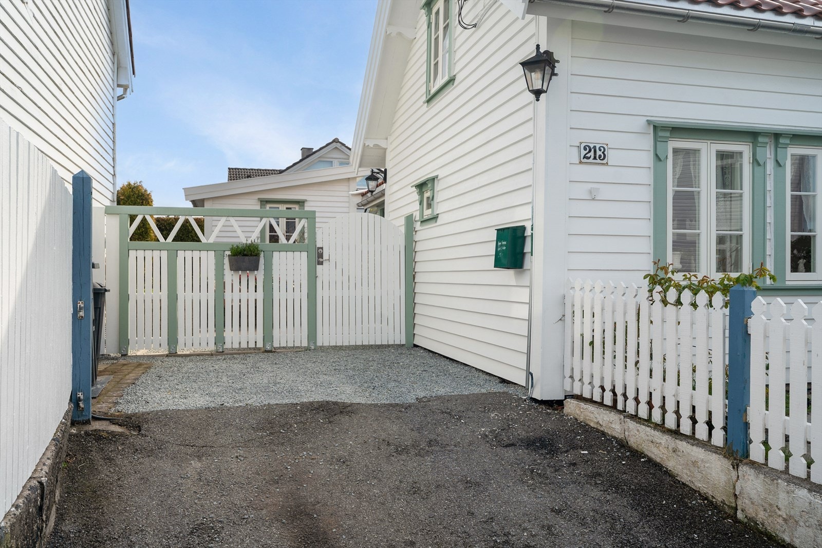 Adkomst via port til et koselig, overbygget inngangsparti med skjermet terrasse. Galleribilde