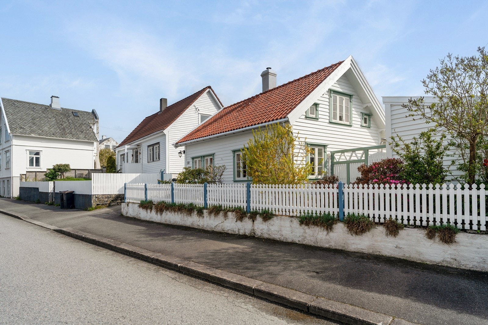 Flotmyrgata 213 ligger midt i smørøyet i Haugesund, like utenfor bykjernen. Boligen ligger i en svært trivelig gate. Galleribilde