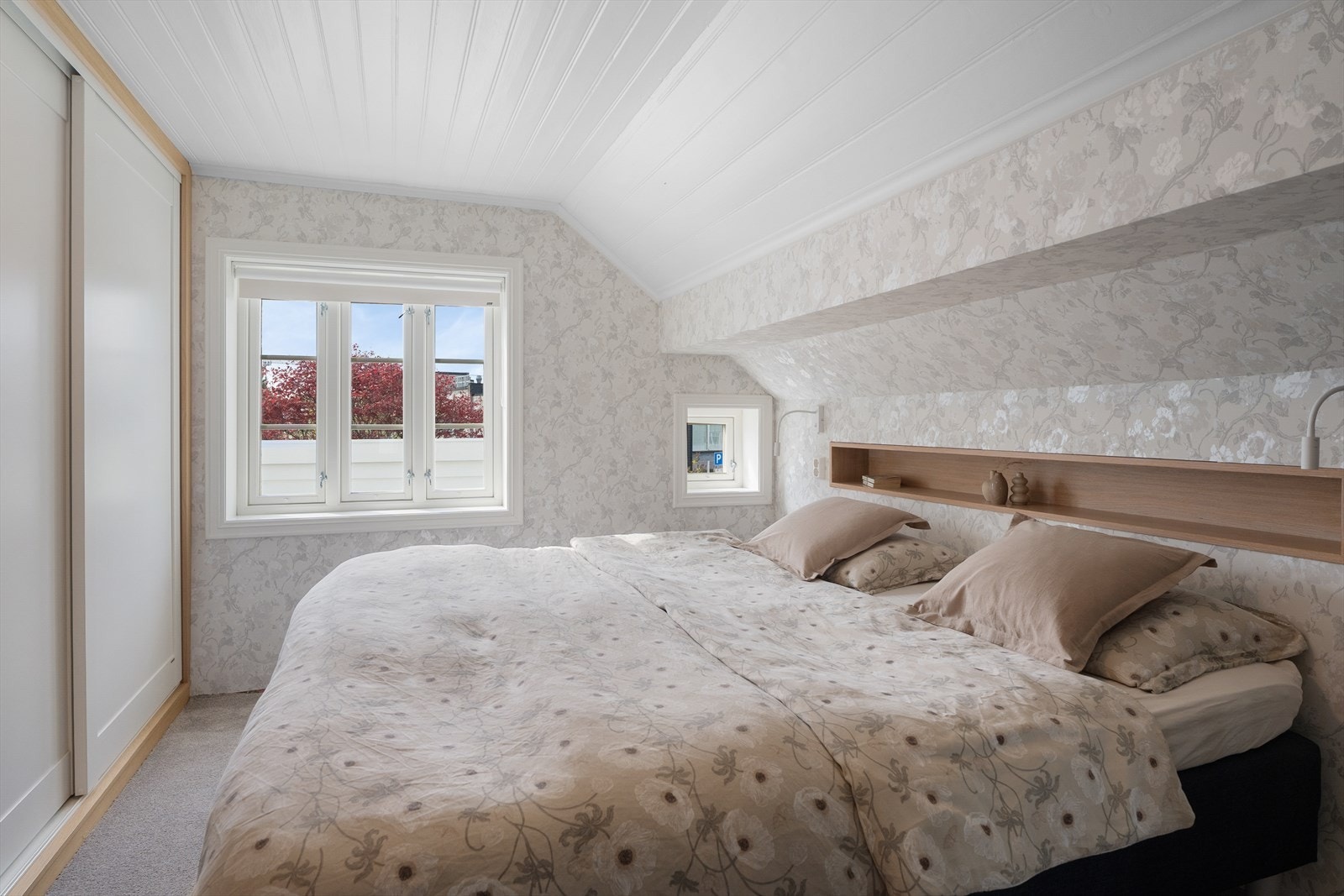 Romslig soverom med stor skyvedørsgarderobe og plass til dobbeltseng. Rommet har malte trevinduer med 2-lags glass fra 2020. Galleribilde
