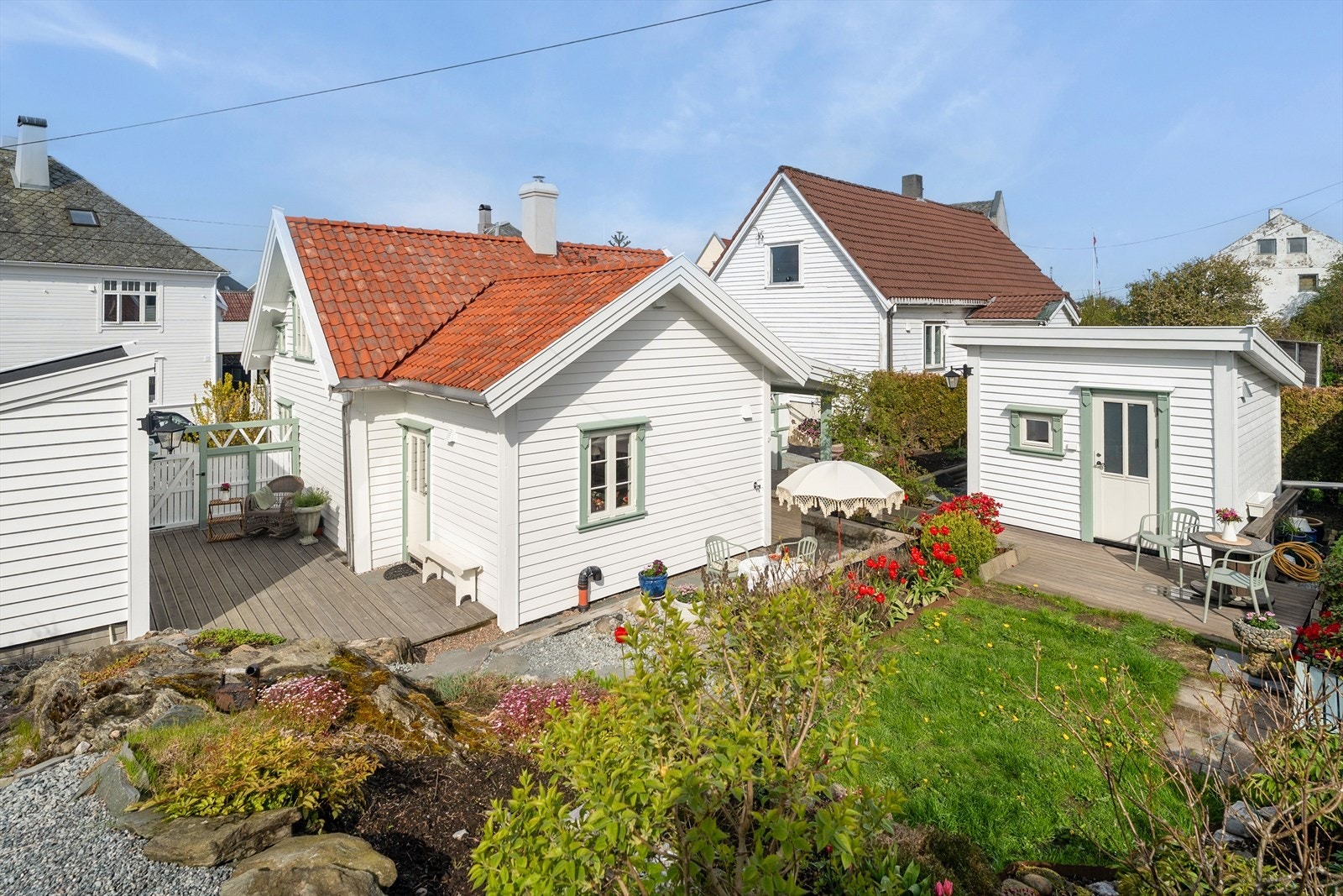 Boligen er betydelig oppgradert i senere år. I tillegg er det uthus med god lagringsplass, samt utebod innredet med gjesterom - Begge oppført i 2021. Galleribilde