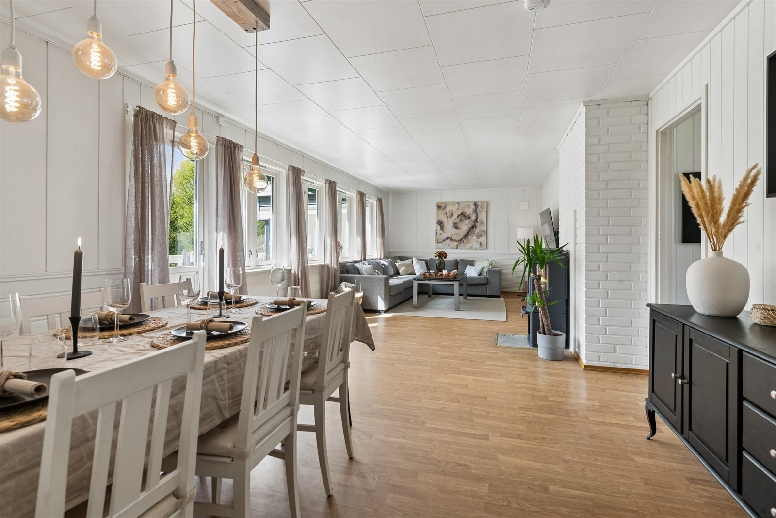En romslig stue med gode innredningsmuligheter. Galleribilde