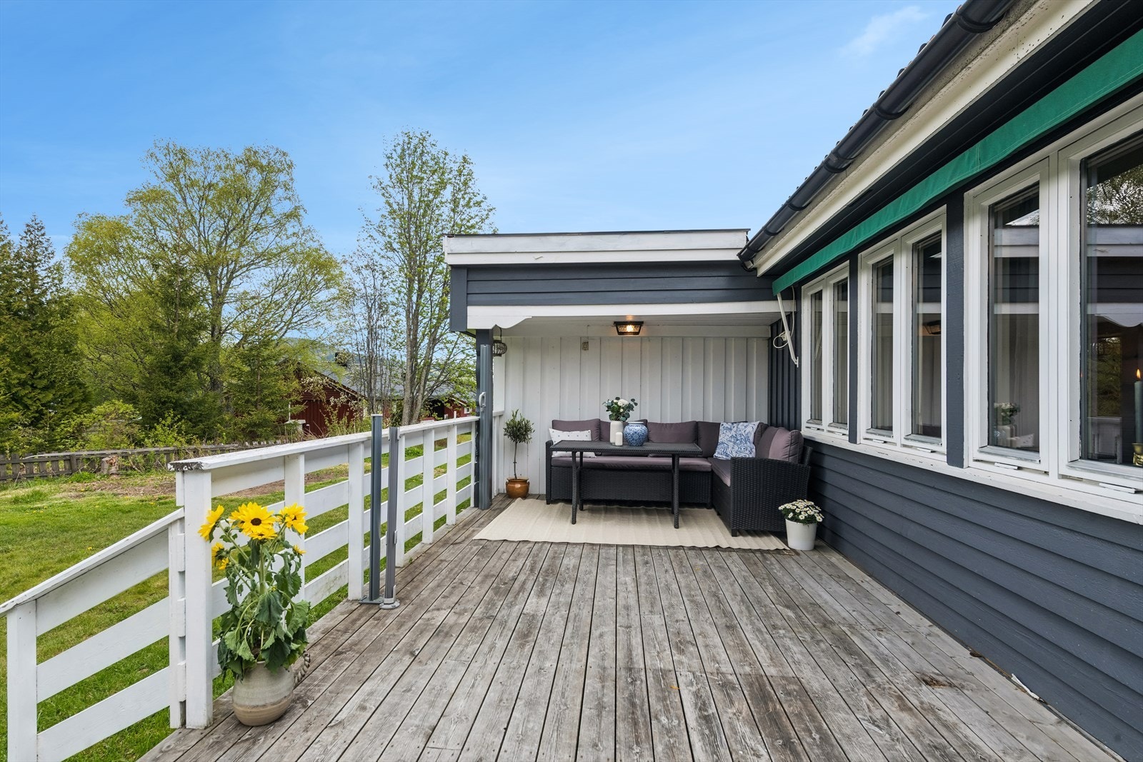 Koselig terrasse hvor en del er overbygd, og hvor man kan kose seg i all slags vær. Galleribilde