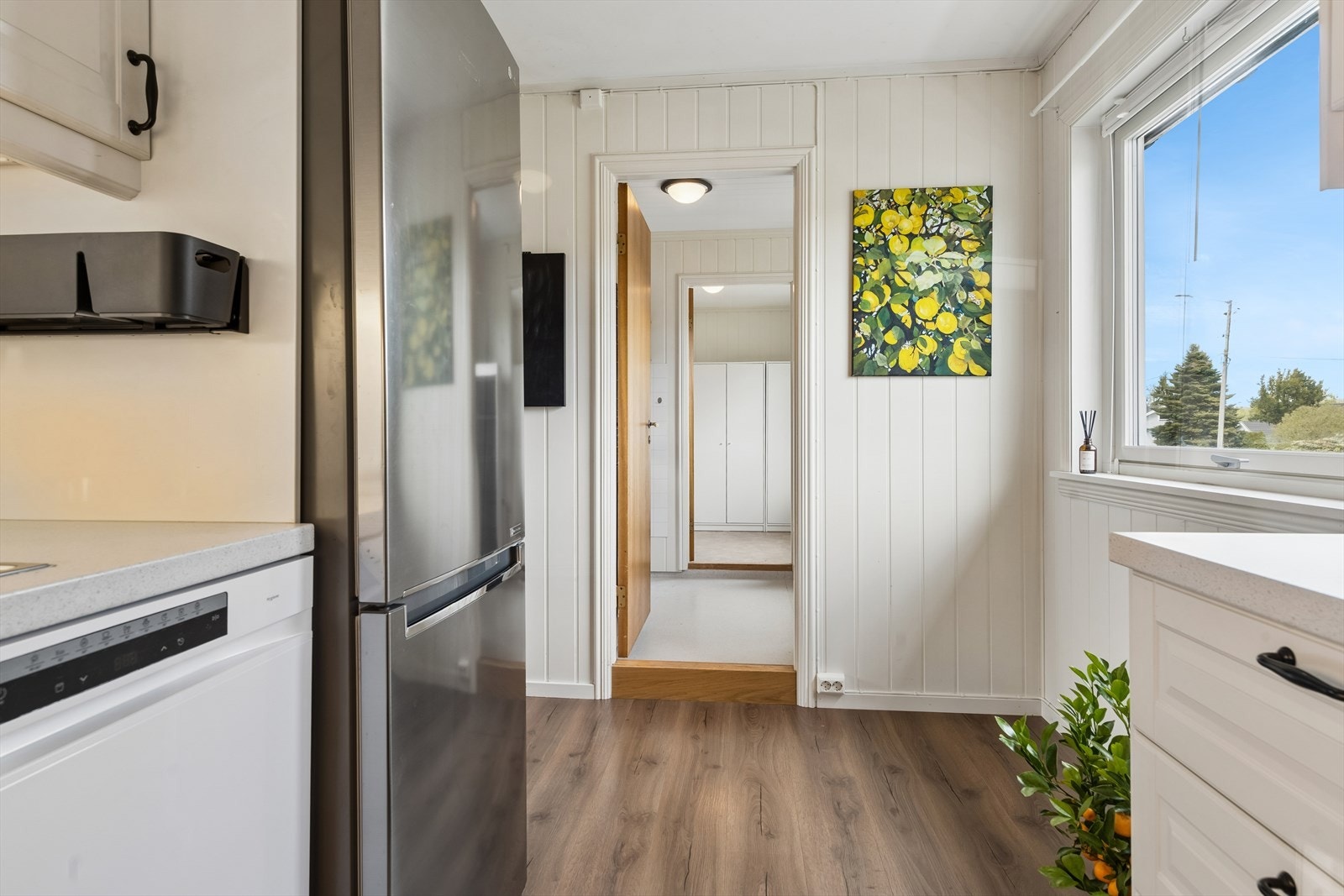 Mulighet for liten spiseplass ved vindu på kjøkkenet. Kjøl-/fryseskap medfølger ikke! Galleribilde