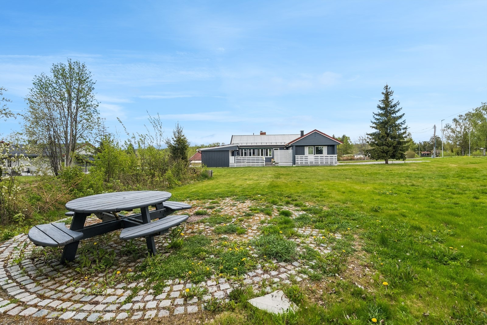 Her er også en fin uteplass med benk og bord. Galleribilde