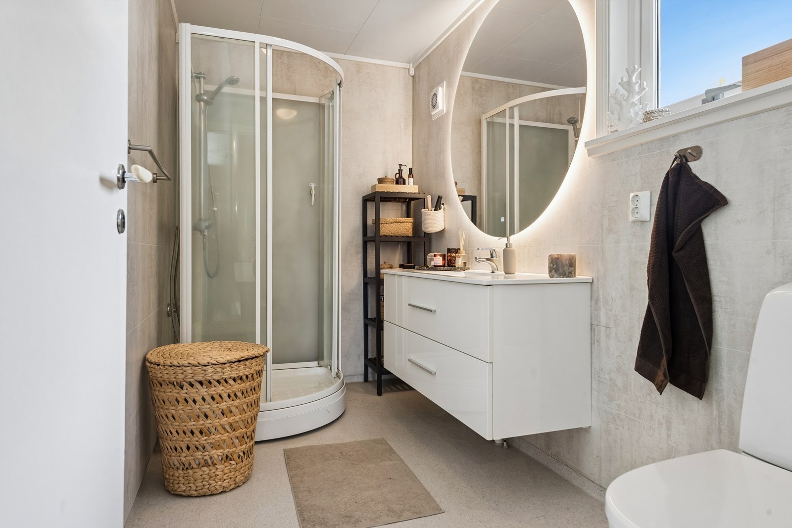 Badet har gulvstående toalett, heldekkende servant i innredning og dusjkabinett. Badet ble oppgradert i 2016 og har gulvvarme. Galleribilde