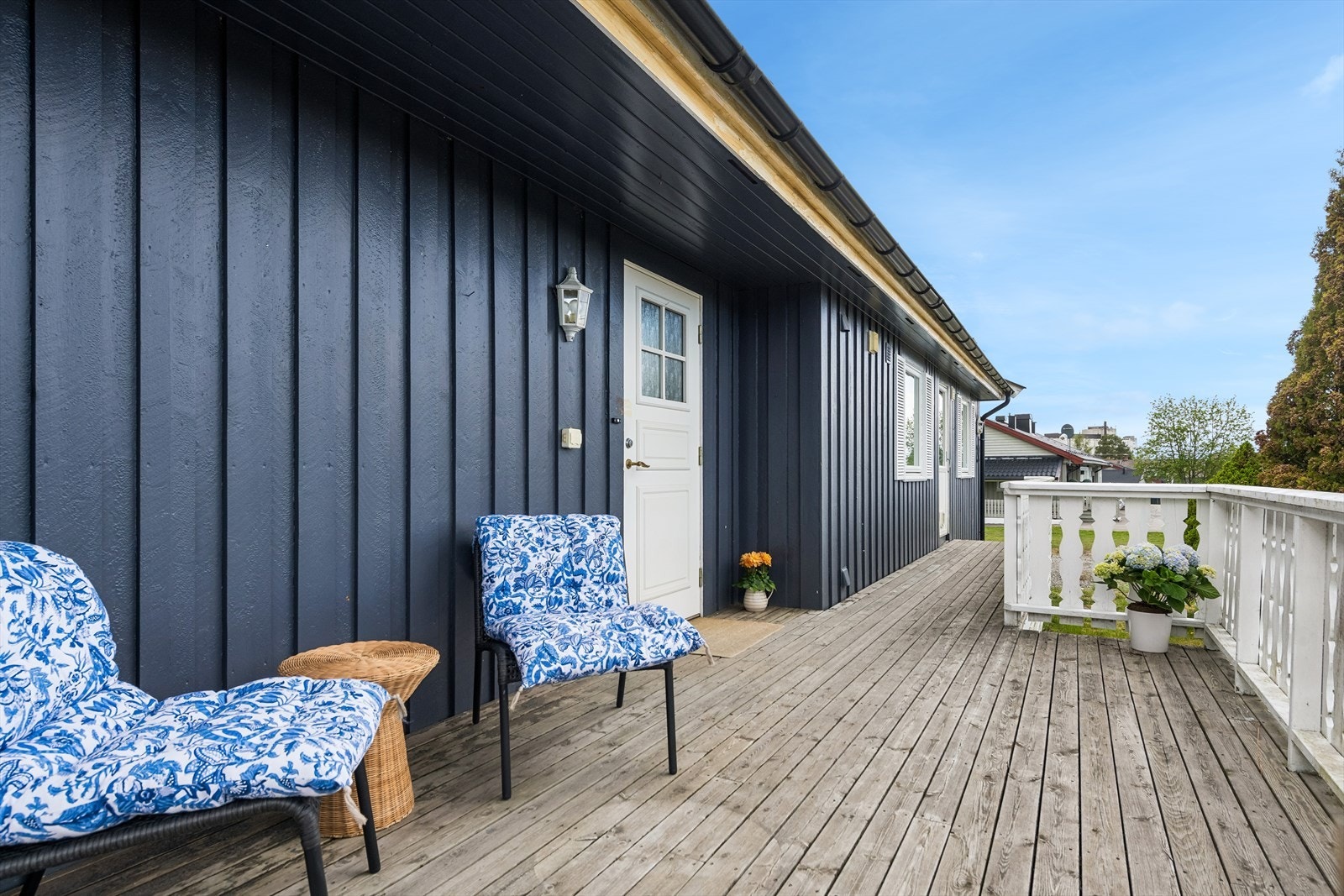 Liten terrasse i forbindelse med inngangsparti, og her er det også dør til/fra vaskerom. Galleribilde