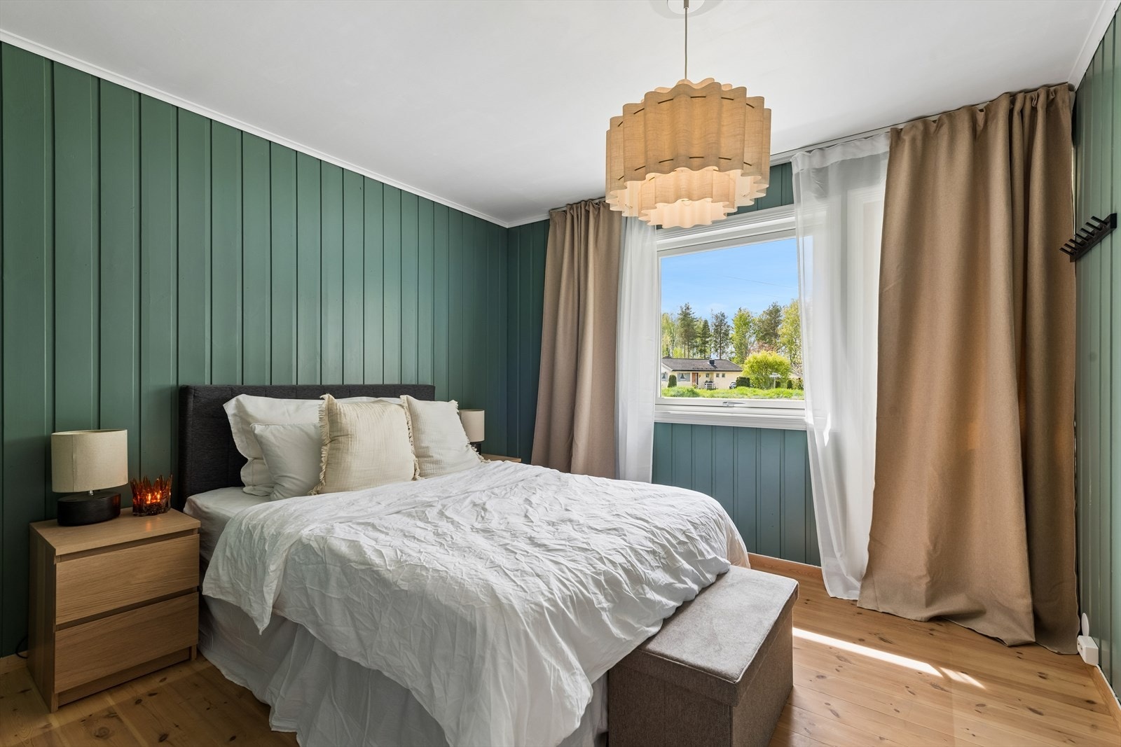 Boligen har fire soverom, hvor dette er malt i en fin grønntone og har parkettgulv. Galleribilde