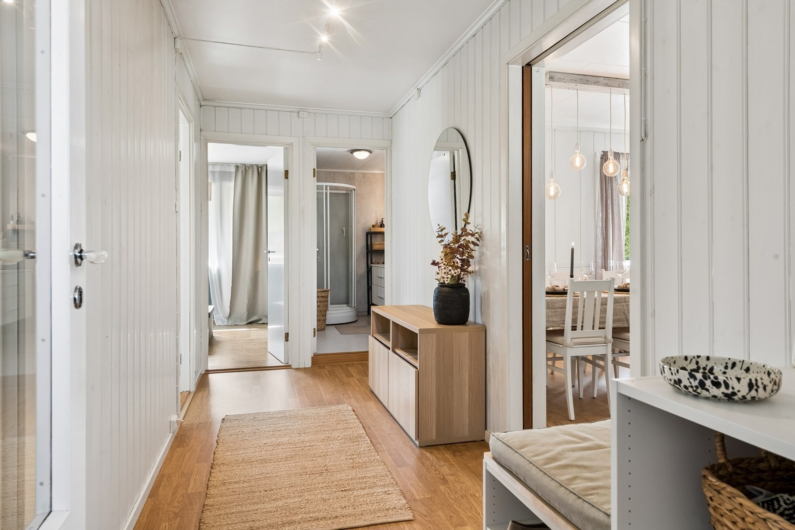 Lys og trivelig gang ønsker deg velkommen inn! Galleribilde
