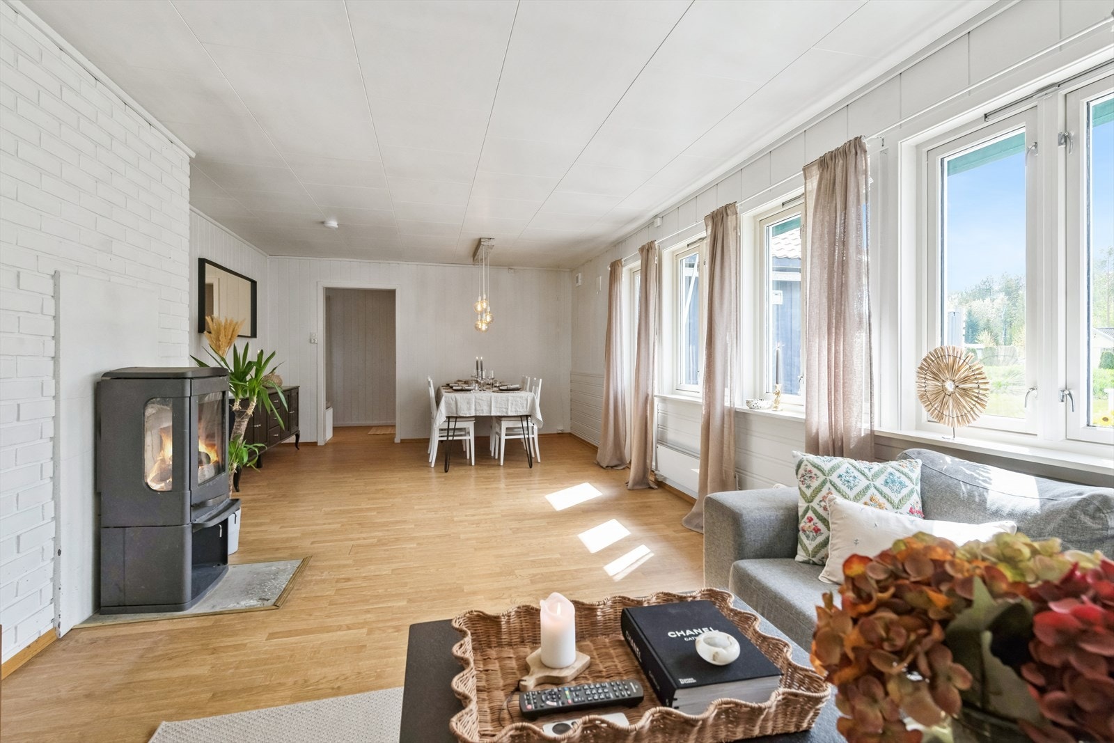 Stuen er lys og vennlig med store vinduer som gir et godt innelys. Galleribilde