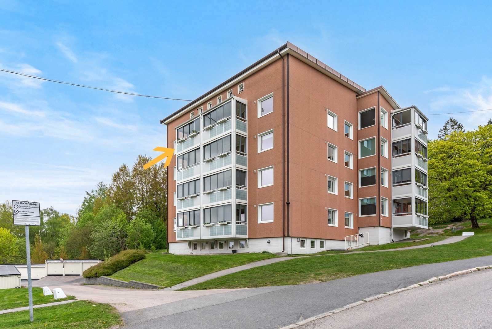 Blokken ligger fint til på et høydedrag, og leiligheten ligger fint plassert i fjerde etasje. Flott intern beliggenhet. Galleribilde