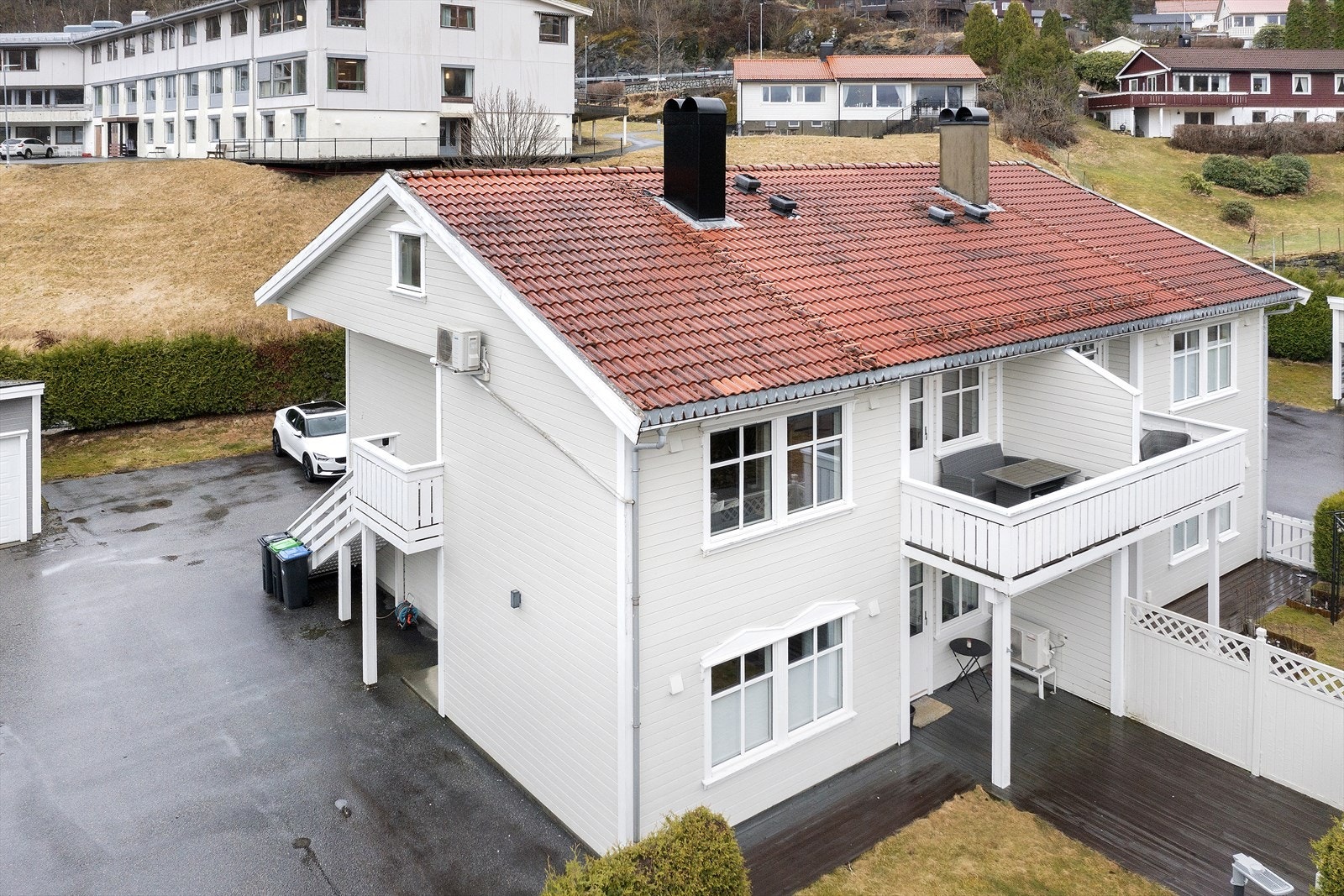 Leilegheita ligg i andre etasje i eit bygg med totalt fire einingar. Galleribilde