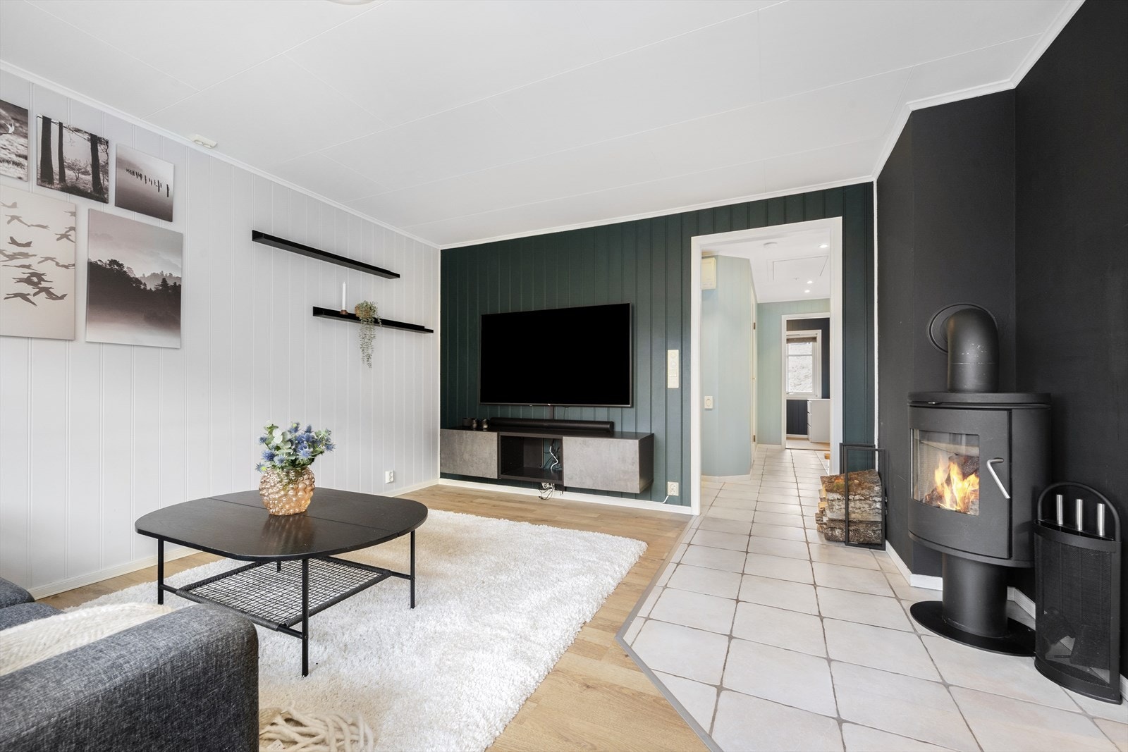 Stova har god plass til både sofagruppe og TV-møblement. Galleribilde