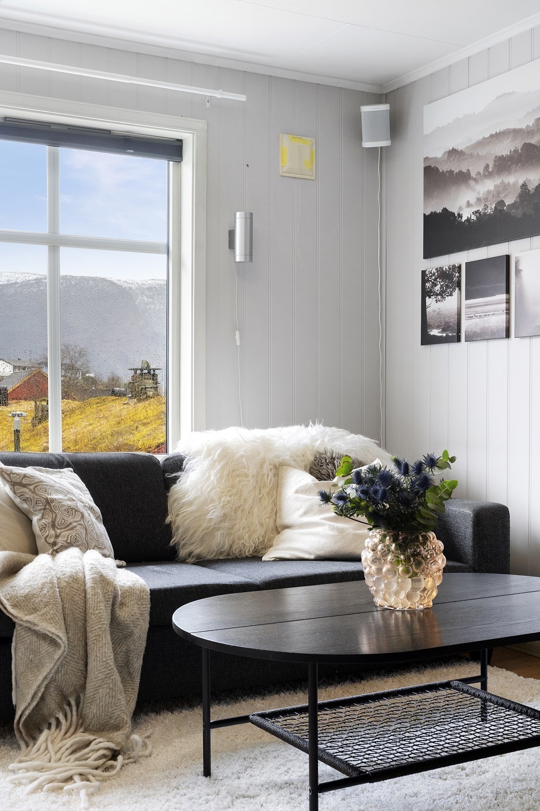 Vindauga slepp inn rikeleg med dagslys og rammar inn utsikta. Galleribilde