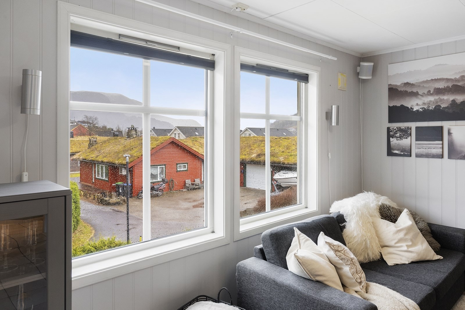 Frå stova har du utsyn over etablert og barnevennleg bustadområde. Galleribilde
