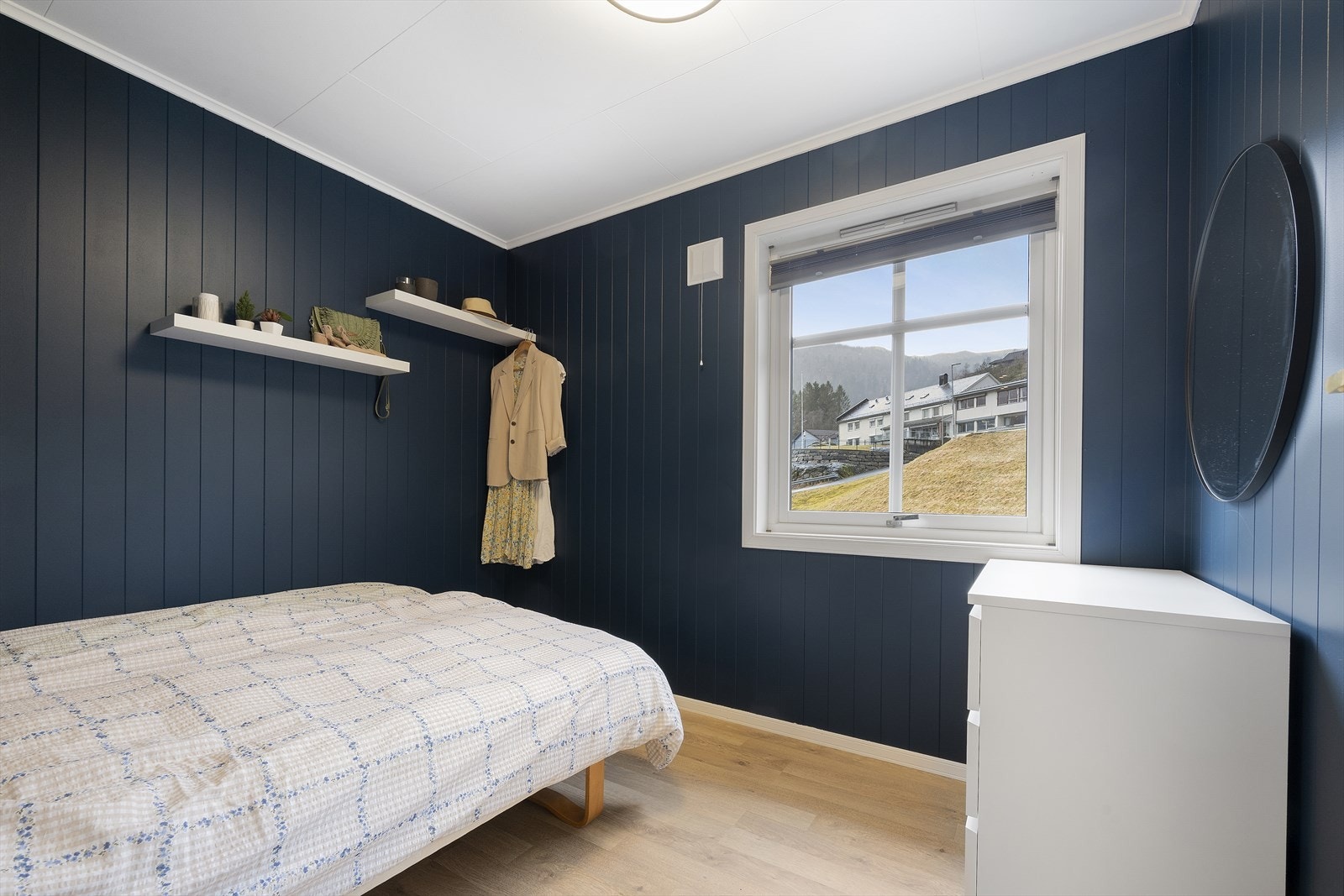 Det andre soverommet har god plass til seng og oppbevaringsmøblar. Galleribilde