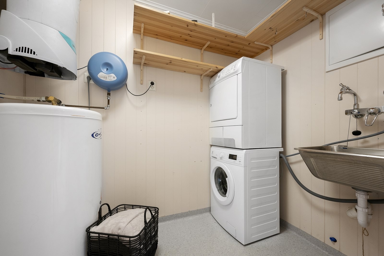 Bod med tilkomst frå gangen har opplegg for vaskemaskin og tørketrommel. Galleribilde