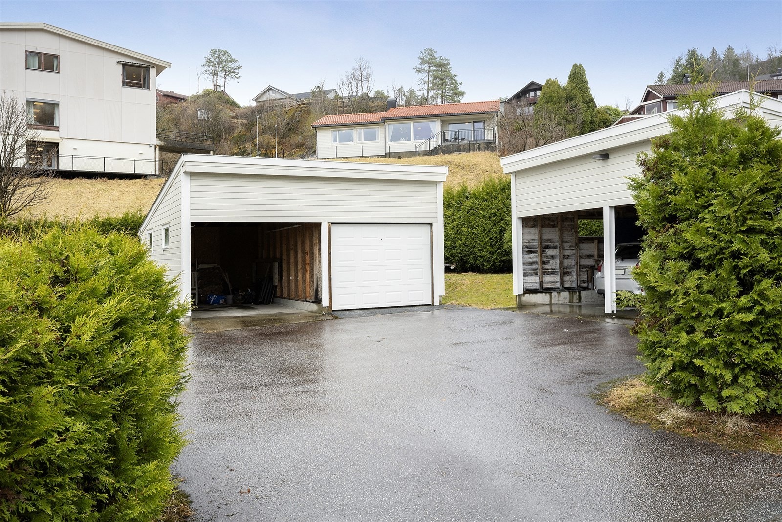 Til leilegheita høyrer det med parkering i carport og ein sportsbod. Galleribilde