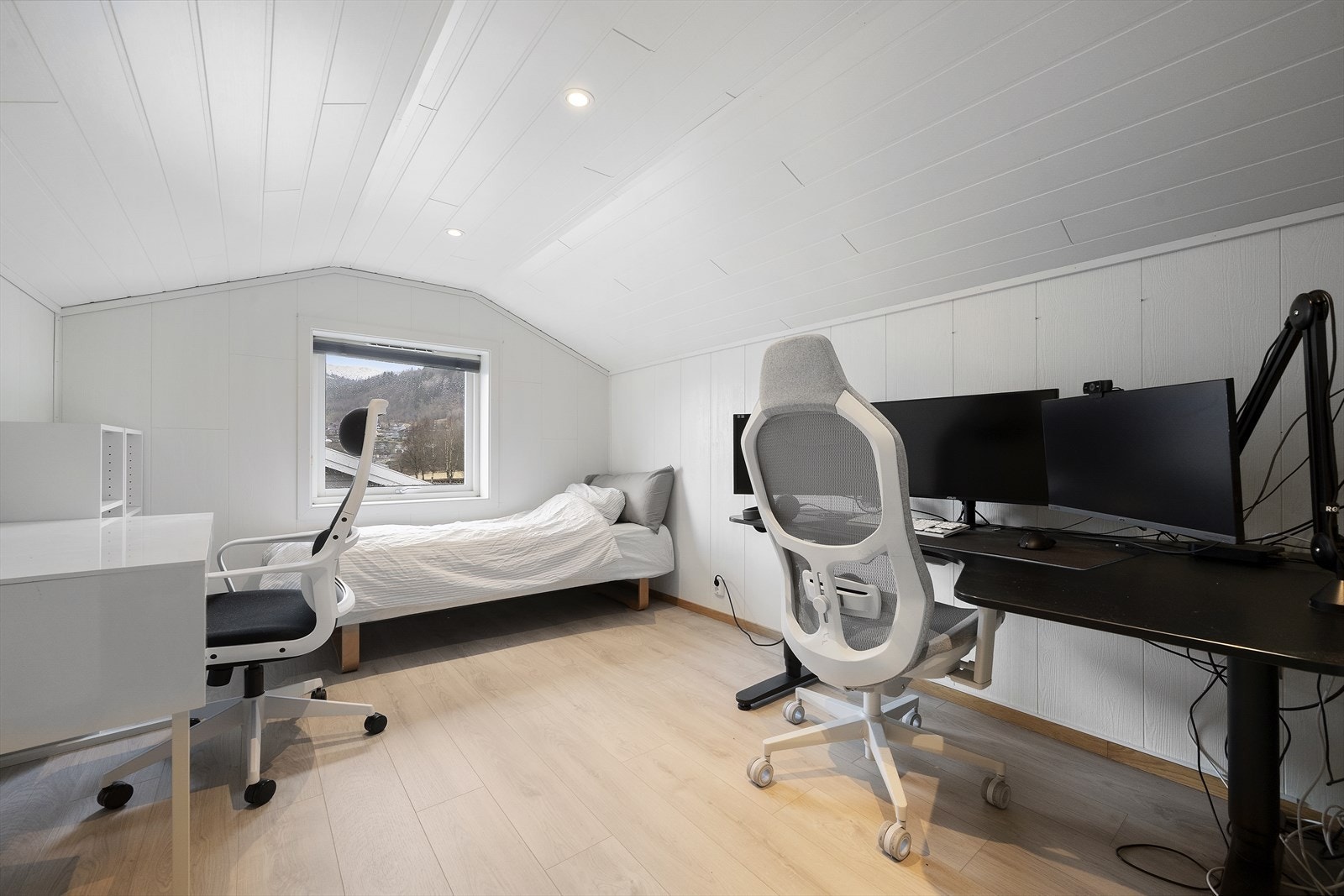 Det innreidde loftet gir ekstra areal til kontor, stove eller hobbyrom. Rommet er definert som loftsareal i bygningsteikningane Galleribilde