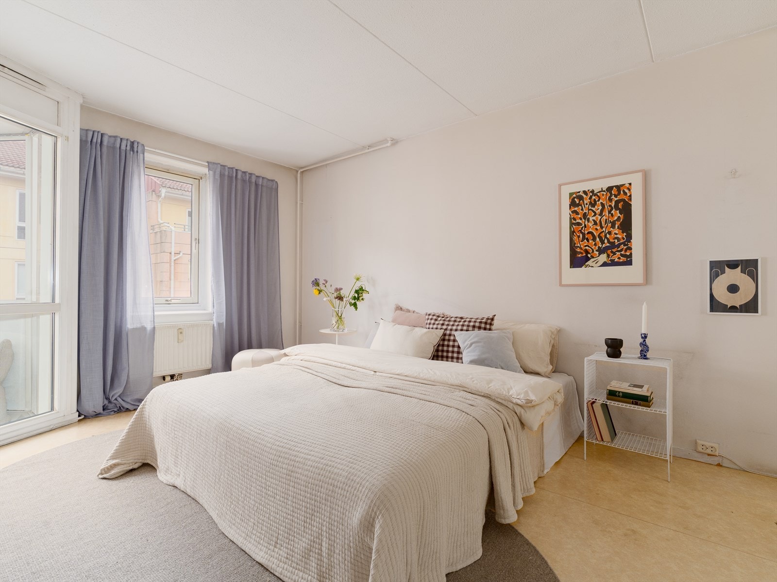 Soverommet har en god størrelse med plass til både dobbeltseng og praktiske oppbevaringsløsninger. Galleribilde