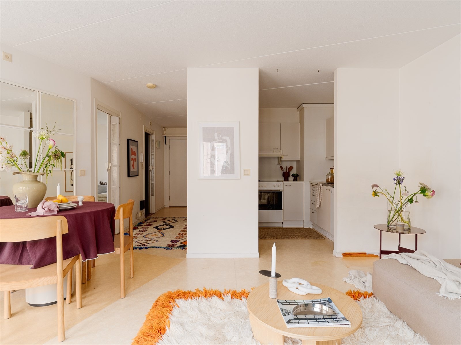 Kjøkken ligger i åpen løsning mot stuen som gir en åpen og sosial bolig. Med litt kjærlighet og kreative løsninger kan dette bli en gjennomført og stilfull byleilighet. Galleribilde