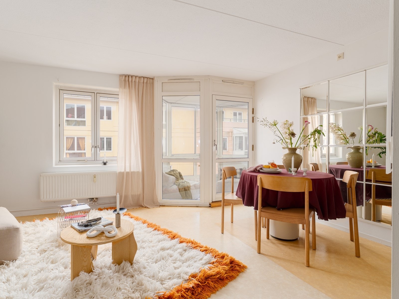 De store vindusflatene gir rikelig med naturlig lysinnslipp, som skaper en god romfølelse. Galleribilde