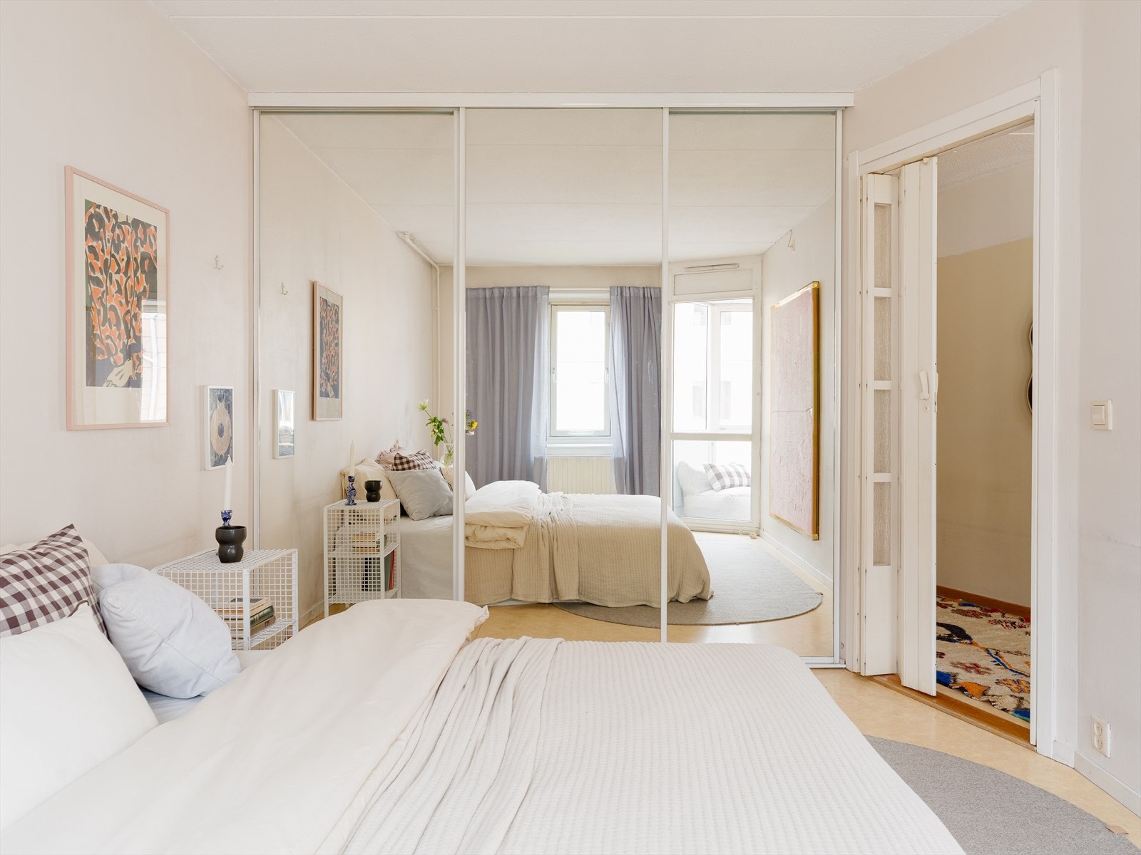 Det er i dag en stor skyvedørsgarderobe med speilfronter. Galleribilde