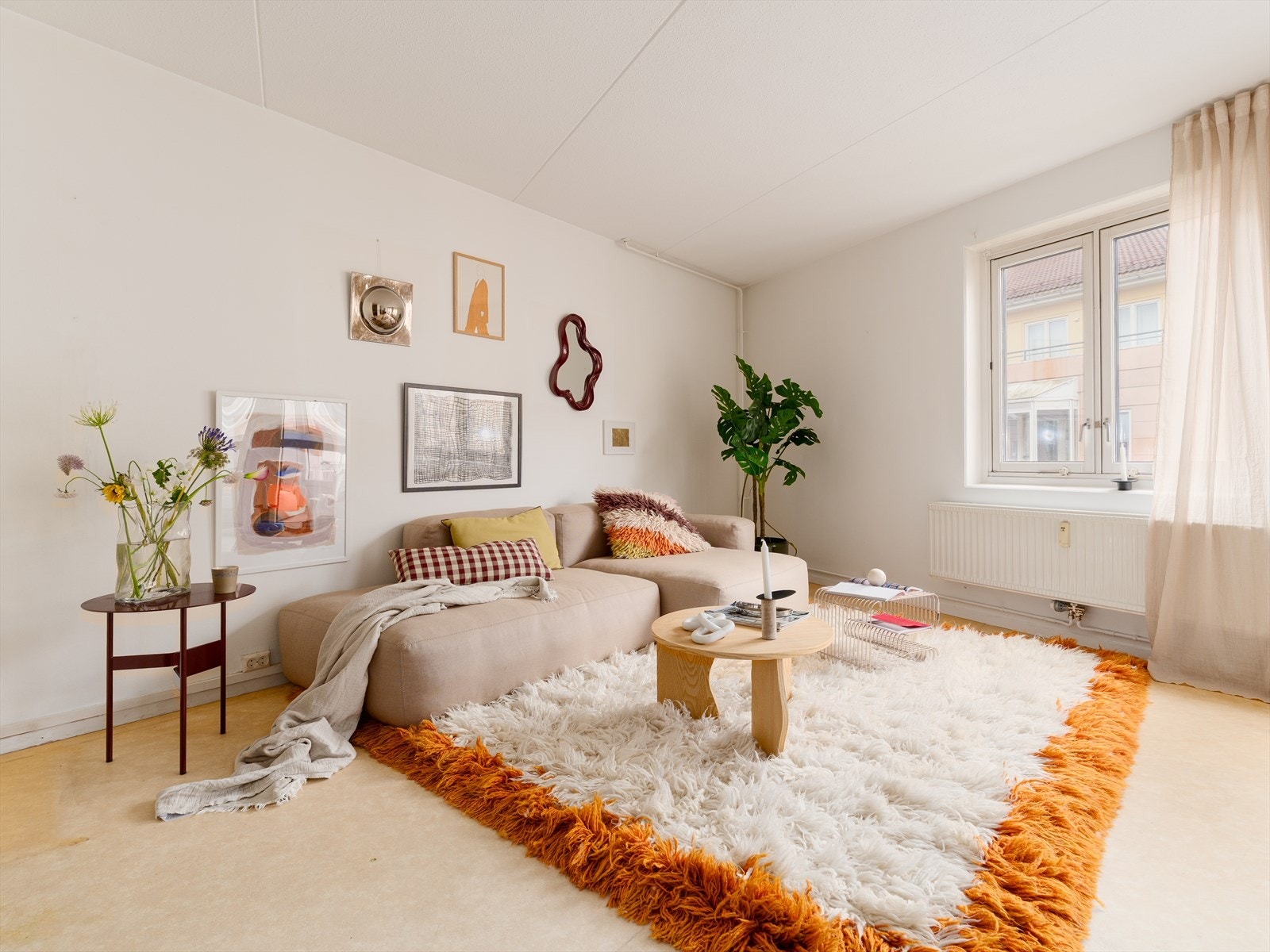 Leiligheten ligger i byggets 5.etg med heis. Stuen er romslig med lyse overflater og varierte møbleringsmuligheter. Galleribilde