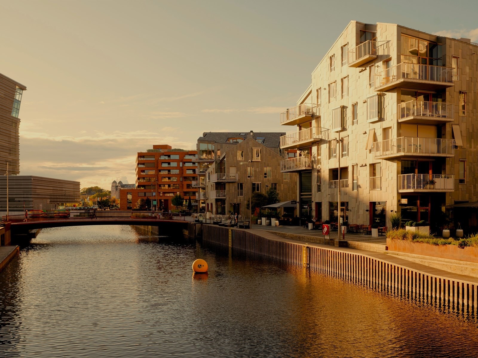 Det er også kort vei til Bjørvika og Munch brygge, hvor du finner et godt utvalg spisesteder, restuaranter og kulturopplevelser i tillegg til badebrygge, SUP- og kajakkutleie! Galleribilde