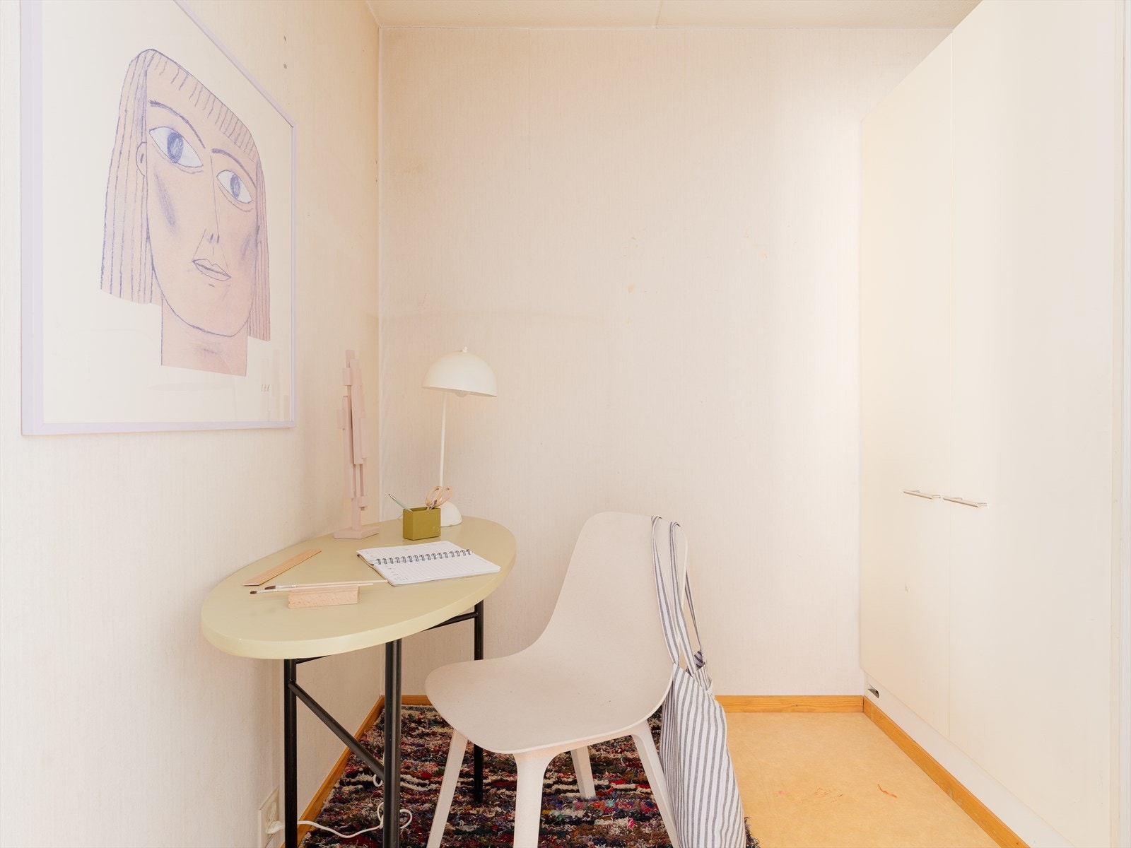 Boden har et stort garderobeskap og bruksmuligheter. I dag er det innredet med skrivepult, perfekt for hjemmekontor og studier. Galleribilde