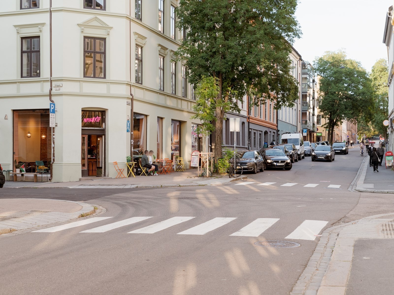 Du finner mange hyggelige spisesteder i nærheten. På Papegøye får du kaffe i verdensklasse, i tillegg til bakst, småretter og vin. Galleribilde