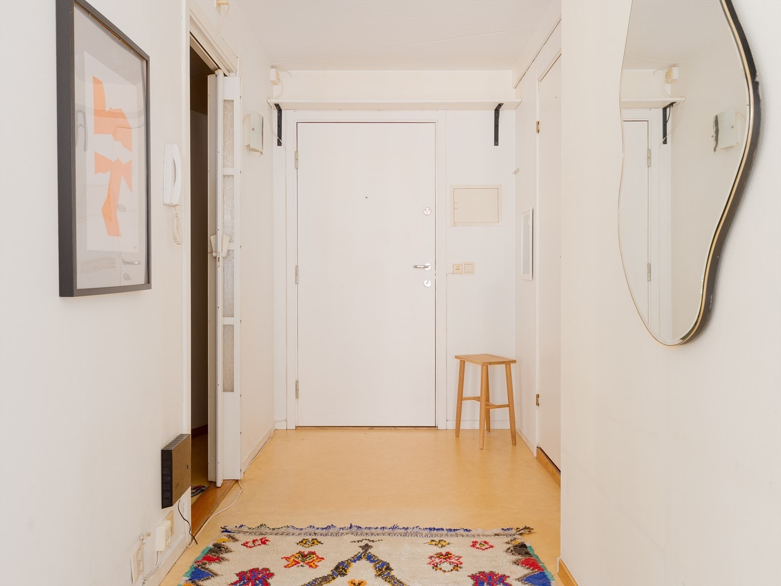 En lys entré ønsker deg velkommen! Fra entrêen kommer du inn til en innvendig bod. Galleribilde