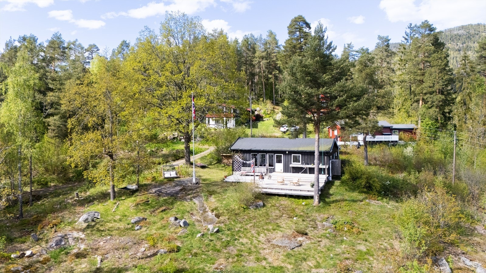 Hytta ligger høyt og fritt i et etablert hytteområde, med delvis utsikt over Bergsvannet. Galleribilde