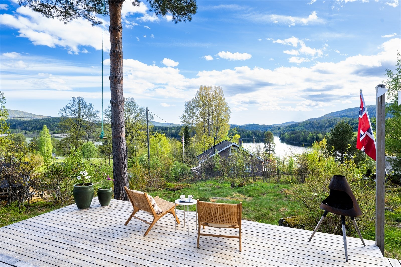 Fra terrassen har man en luftig og privat beliggenhet med gode solforhold. Galleribilde