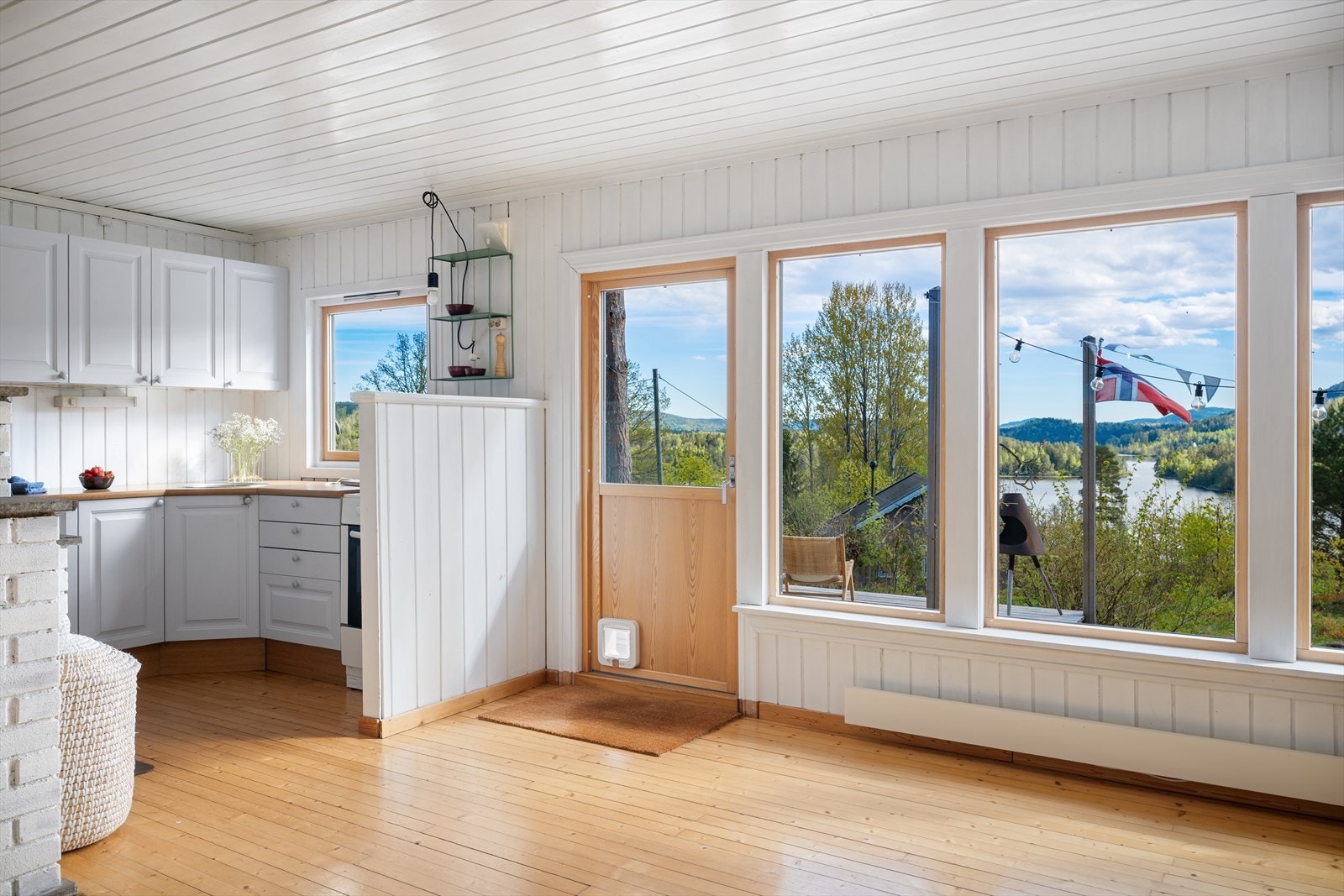 Fra stuen er det direkte utgang til terrassen Galleribilde